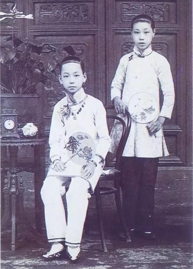 她抛夫弃子出国定居，环游世界，恋爱浪漫，晚年无儿女送终