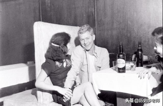 1949年上海解放前夕众生相：外国人淡定自若，图9大批避难者逃离