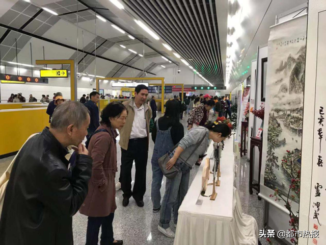 工笔严谨、造型准确的界画《兴龙湖揽胜》震撼参观者