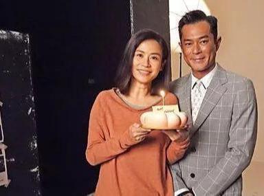 说了“刚订婚”马上反转还不被骂的，也就只有建校狂人古天乐了