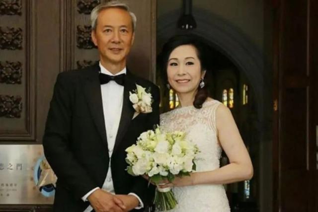 羡慕！TVB“黄昏恋”夫妇出埠游新加坡：臭味相投齐齐吃榴莲大餐