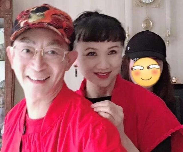 六小龄童罕见晒全家福为老婆庆生，妻子曾是《西游记》场记