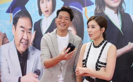 TVB视后等人到新加坡宣传 回程时飞机上边喝酒边聊八卦差点喝醉