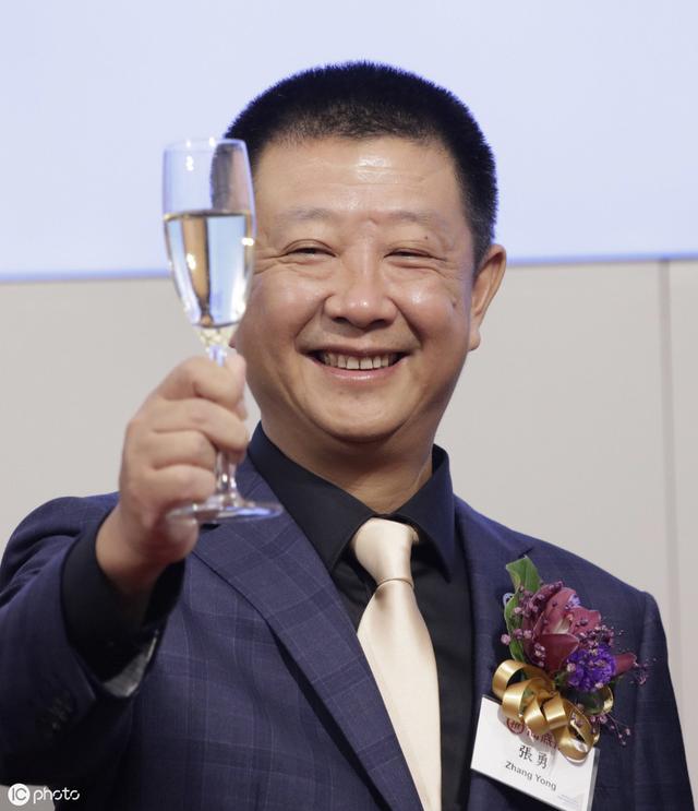 海底捞张勇，靠人性化服务，一跃挤进新加坡首富