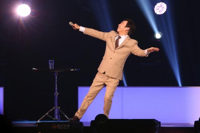 费玉清正式封麦！告别演唱会赚2亿，笑言让歌迷破费了