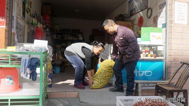 湖北兴山：残疾青年网店电波传情 娶回新加坡媳妇