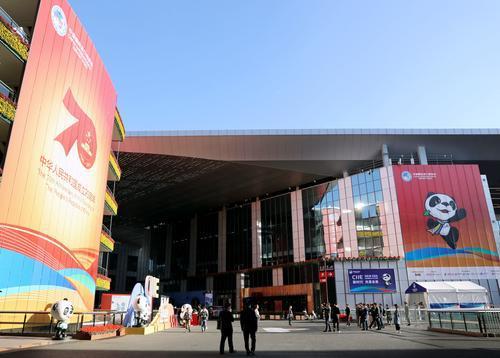 扩展6万平方米还“抢破头”！一镜到底，认识本届进博会的“新朋友