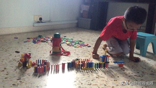 新加坡很容易哪里都不去，就在家里待着，这是消磨时间的好方法