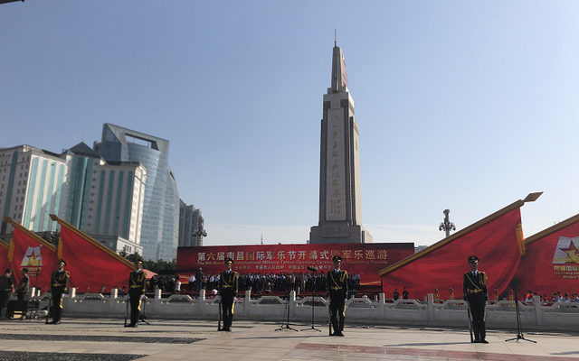 骑马式、登高式…为观看国际军乐节，南昌市民解锁观看姿势