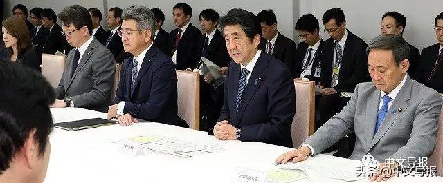 张 石：日本首相跪握灾民之手说明什么？