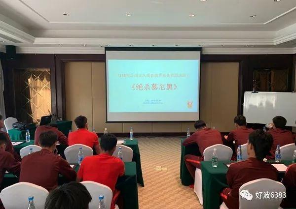 U18国足观看励志影片，队员“眼闪泪花”被深深打动...