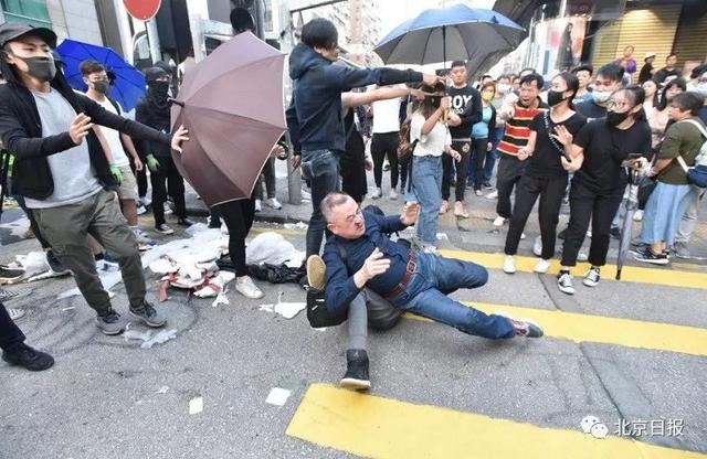 被暴徒群殴的“内地游客”，是日本人