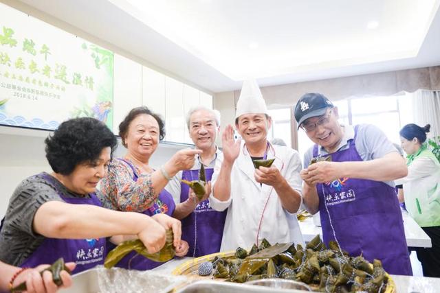 上海养老院里有面包房、剧场、烤羊肉串小店？这个女当家用爱心耐心孵化养老产业