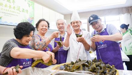 上海养老院里有面包房、剧场、烤羊肉串小店？这个女当家用爱心耐心孵化养老产业