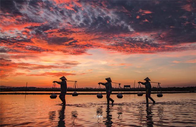 越南“天空之境”：盐工追着时间工作，不怕苦不怕累就怕下雨天