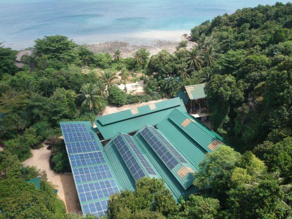 这座小岛装有两个太阳能+储能微电网 可满足岛上一半的能源需求