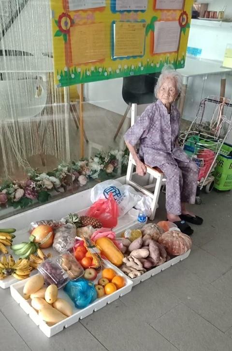 新加坡97岁老奶奶很富有仍坚持摆摊，高价转售超市商品无人购买