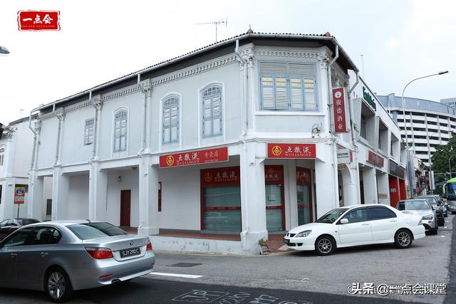 我在新加坡的街上看到了五粮液专卖店，在异国他乡的我感到很亲切