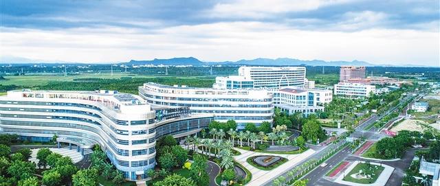 今天的海南日报头版头条，长文聚焦这份超级“答卷”