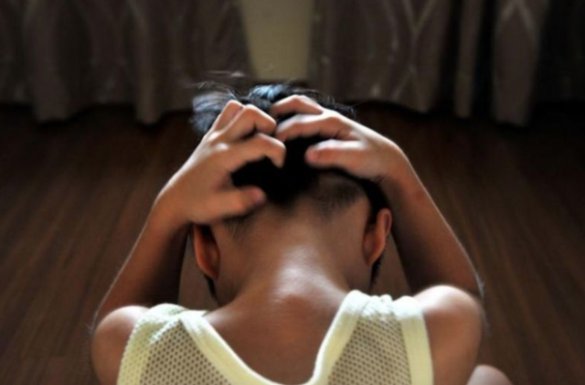 新加坡5岁男孩遭泼开水、塞猫笼等虐待去世，亲生父母面临死刑