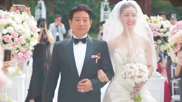 香港一选美皇后，嫁新加坡大富商，一个有钱一个漂亮