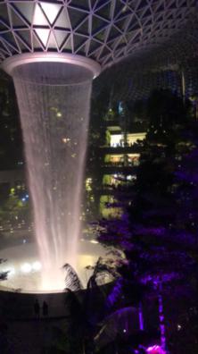 新加坡樟宜机场室内飞瀑