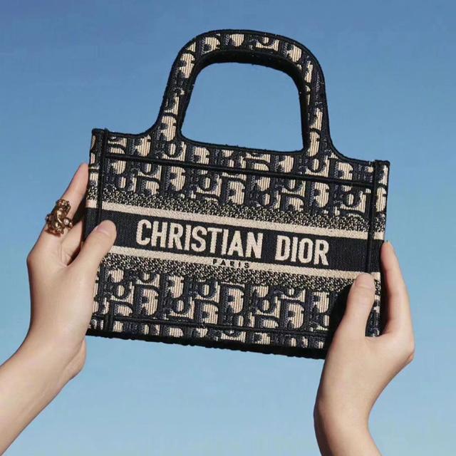 是日美好事物｜Dover Street Market带来年度最强联名，Dior将异域世界绣满迷你Book Tote