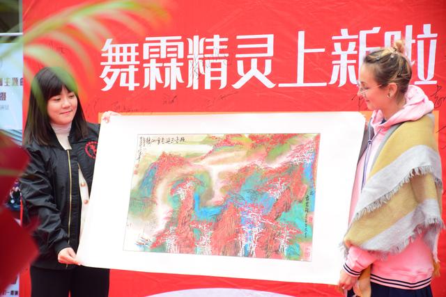 舞霖精灵举办揭牌暨推广曲首发仪式 阿佳组合尔玛依娜等出席助阵