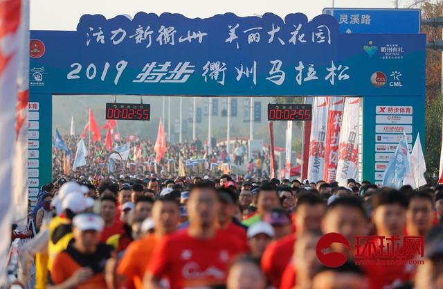 衢州马拉松火热开跑 81岁老人跑半马庆金婚感动市民