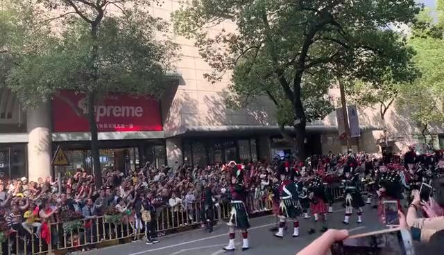 就在刚刚！八一广场人山人海，一大波国际军乐团向你走来