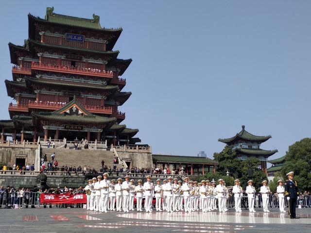 中外军乐团在南昌滕王阁举行第三次嘉年华演出并与观众互动