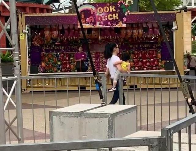 张柏芝现身新加坡，游乐场带娃畅玩，谁说没有完美妈妈