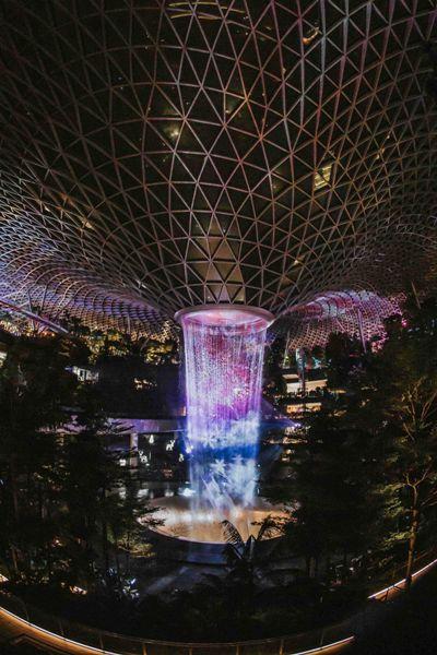 灯光秀点亮年末奇旅 这个机场演绎奇幻冰雪世界