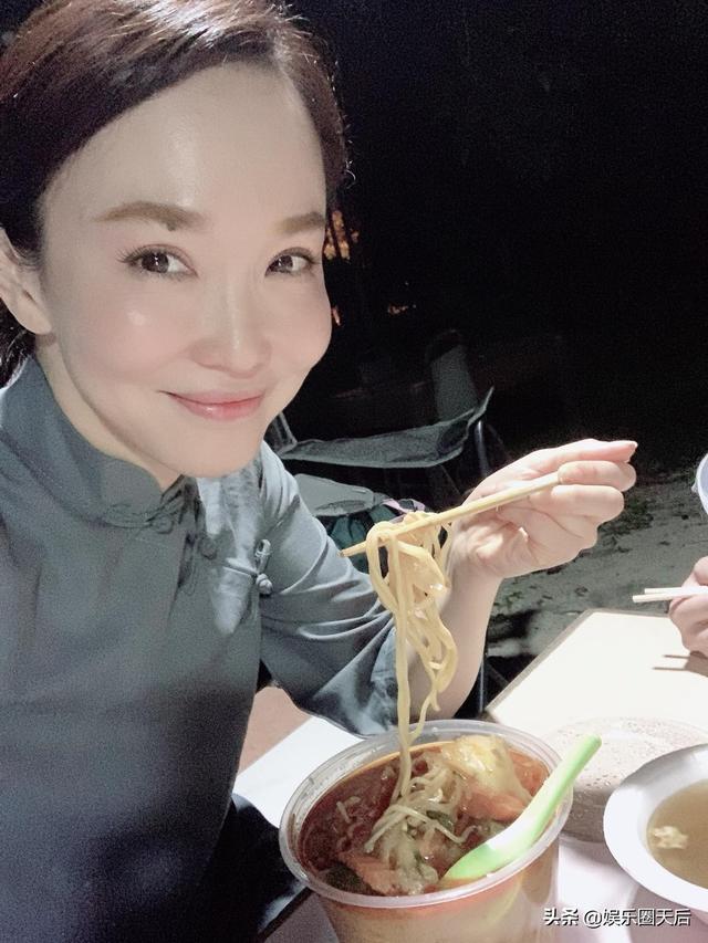 范文芳素颜晒工作照，皮肤白皙红润状态佳，完全不像近50岁的人