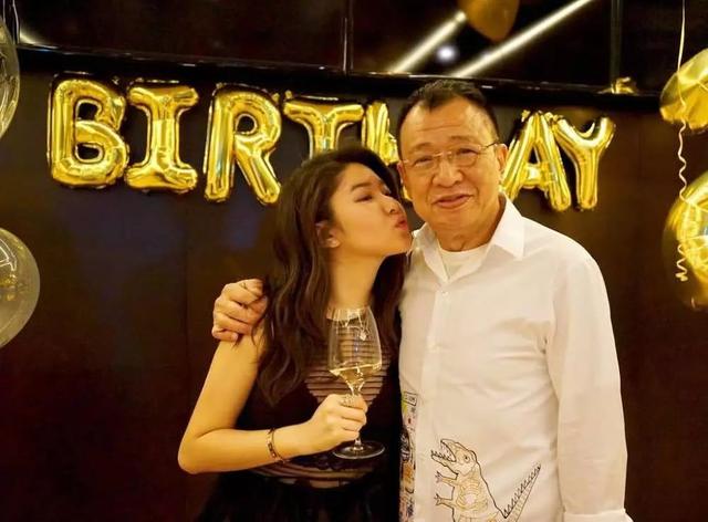 他是鲁迅的侄子，但在娱乐圈却乐于做配角，难道他就这么甘心吗