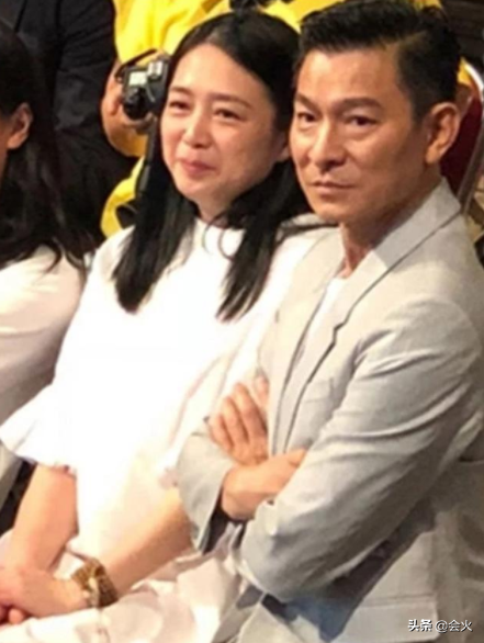 刘德华妻子近照曝光，脸蛋圆润身材走样，完全不似当年星姐模样