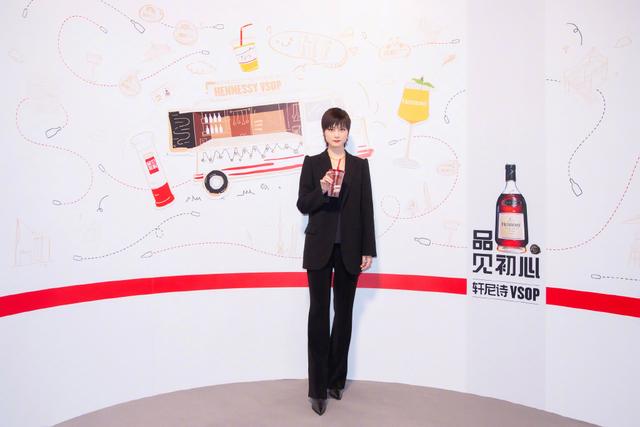 “中性美”谁都比不上李宇春，黑色西装+长裤，气场直逼1米8了