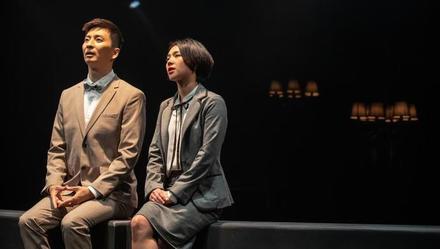 香港话剧团15年后与上海话剧艺术中心再度合作｜当地铁站外突然化为废墟