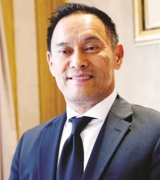一场篮球比赛中晕倒，菲航总裁陈俊望英年早逝，他将马云当做偶像