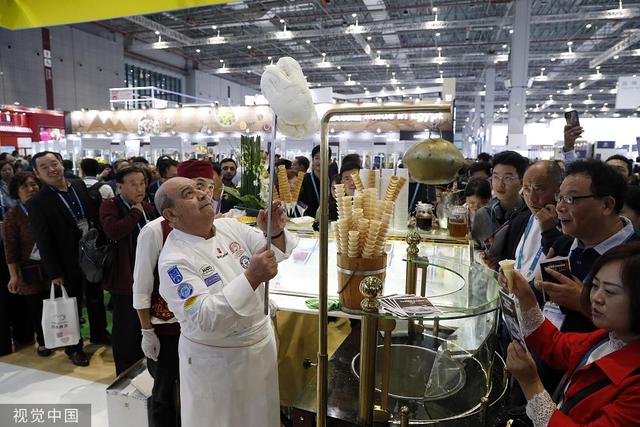 “吃货天堂”名不虚传，进博会里这些美食必须排队才能尝到