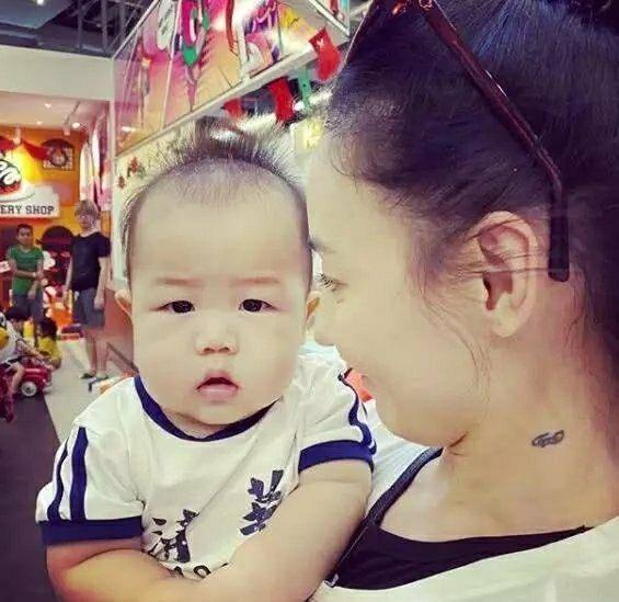 张柏芝否认公布小儿子正面照，她独自带娃的毅力比绯闻更值得关注