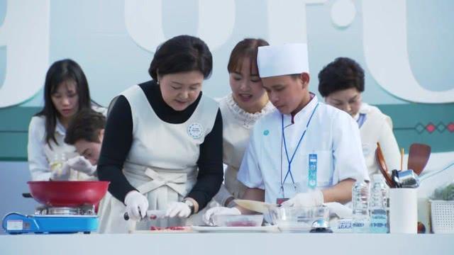 韩泰第一夫人出席东盟特别峰会演唱会，说悄悄话、玩自拍亲密无间