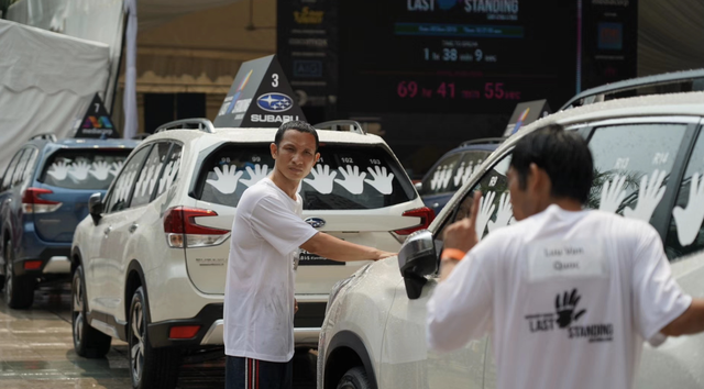 这个人把手摸在车上超过3天3夜赢了一辆车 你觉得你行不？