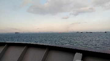 万吨巨轮航行新加坡难得看到这么好的日落