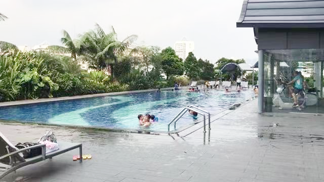 新加坡600块钱接待旅行团的酒店 楼上超大花园游泳池屋顶看摩天轮