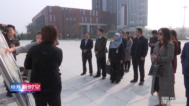 新加坡等东盟国家外交官来渭南经开区参观考察