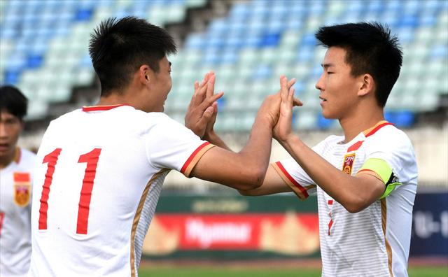 又被韩国羞辱！中国足球再现低级失误：20分钟崩盘连丢3球