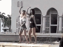 两女游客在马来西亚清真寺前拍抖音，结果……