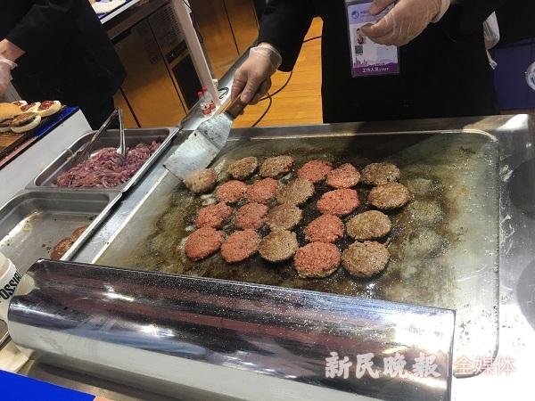 不可思议！这个牛肉汉堡的肉不是真肉