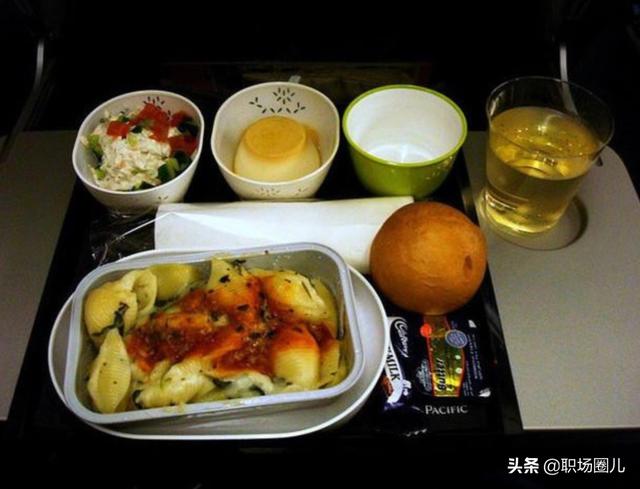 百万人飞机餐实录：太真实了，“壕”无人性的飞机餐